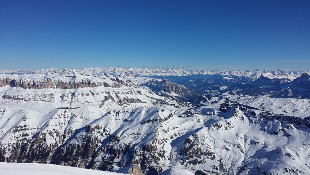 Vista sul Gruppo del Sella dalla vetta della Marmolada